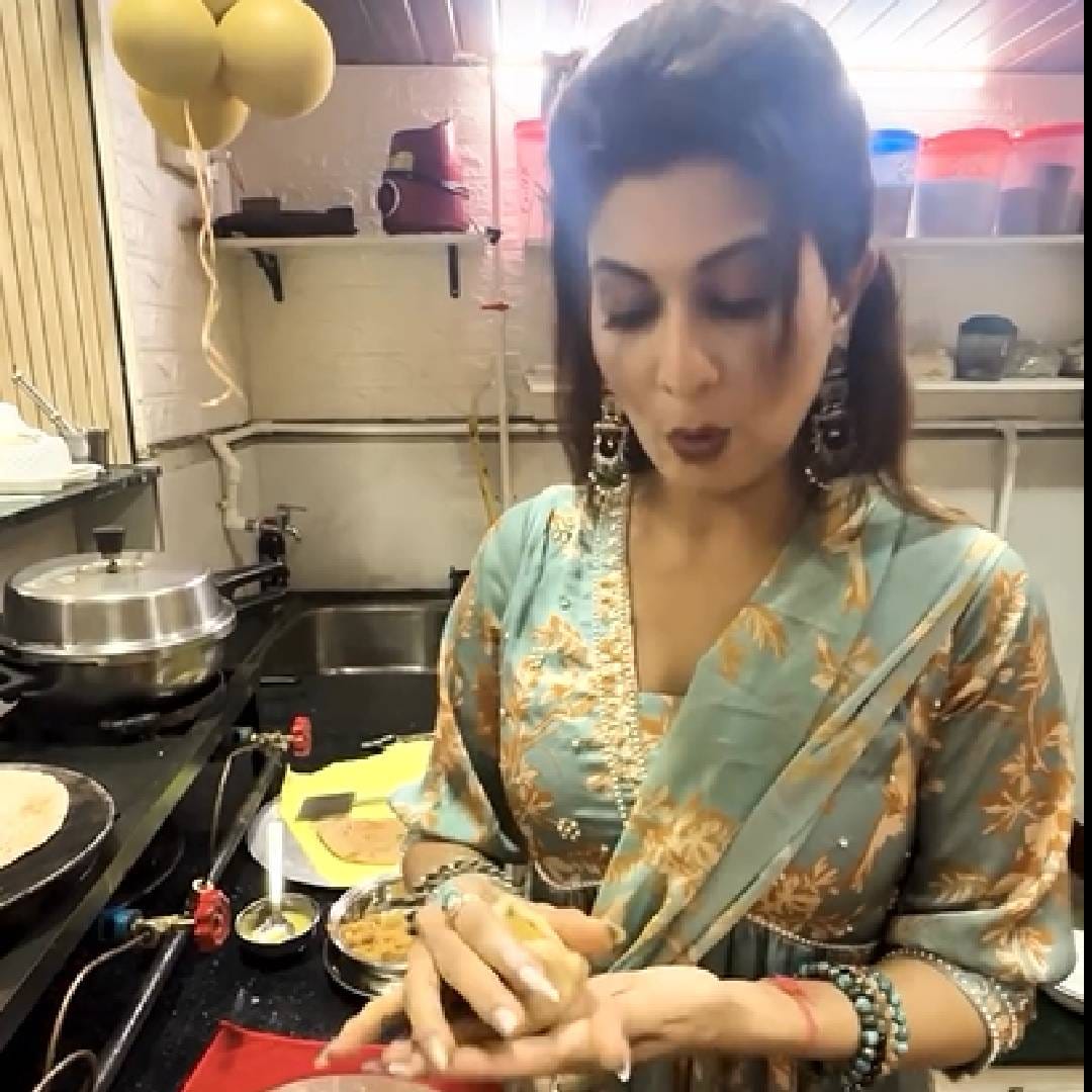 या हॉटेलच्या मेन्यूची झलकही सोशल मीडियावर पहायला मिळाली असून मराठमोळ्या चवीला महत्त्व देण्यात आल्याचं दिसतंय. त्यामुळे कल्याण परिसरातील खवय्यांसाठी हे नवं ठिकाण आकर्षणाचं केंद्र ठरण्याची शक्यता आहे. विशेष म्हणजे शूटिंगमधून वेळ काढून माधवी हॉटेलमध्ये आवर्जून मदत करते. 
