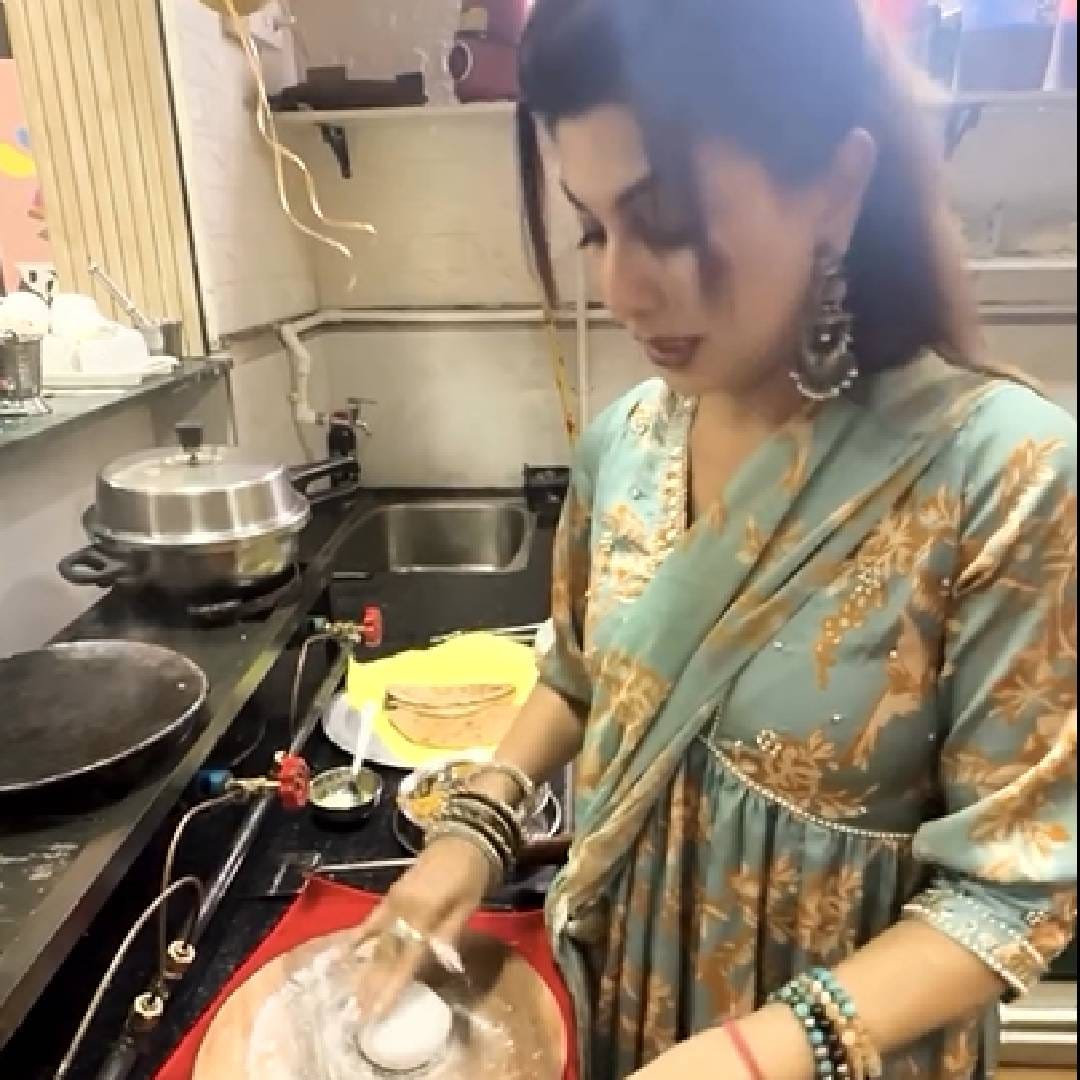 माधवी निमकर ही मराठी मालिकांमधील लोकप्रिय चेहरा आहे. 'सुख म्हणजे नक्की काय असतं' या मालिकेमुळे तिला विशेष लोकप्रियता मिळाली. याशिवाय तिने नाटक, मालिका आणि चित्रपटांमध्येही काम केलं आहे. सध्या ती 'तुझ्या सोबतीने' या मालिकेतून प्रेक्षकांच्या भेटीला येत आहे.
