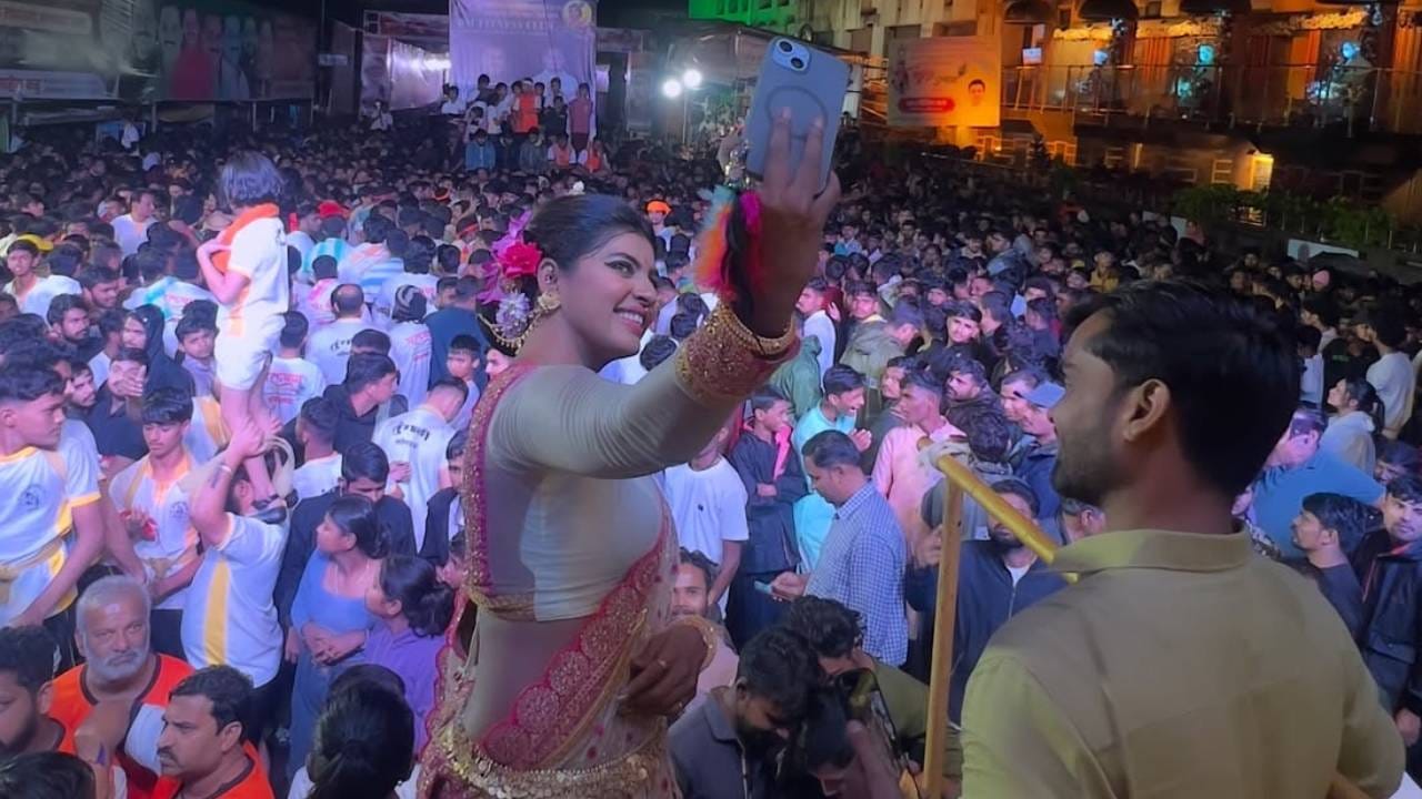 “माझं अकाऊंट टार्गेट करण्याचा आणि माझी प्रतिमा मलीन करण्याचा प्रयत्न सुरू आहे. प्रशासनावर आणि माझ्या प्रेक्षकांवर माझा विश्वास आहे,” असं तिने व्हिडीओमध्ये म्हटलं आहे. विशेष म्हणजे, मागील वर्षी दहीहंडीच्या आधीही तिच्यासोबत अशाच प्रकारचा प्रकार घडला होता.