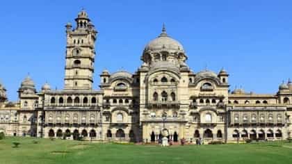 अंबानींचं घर देखील या क्रिकेटपटूच्या पत्नीच्या महालासमोर फेल.