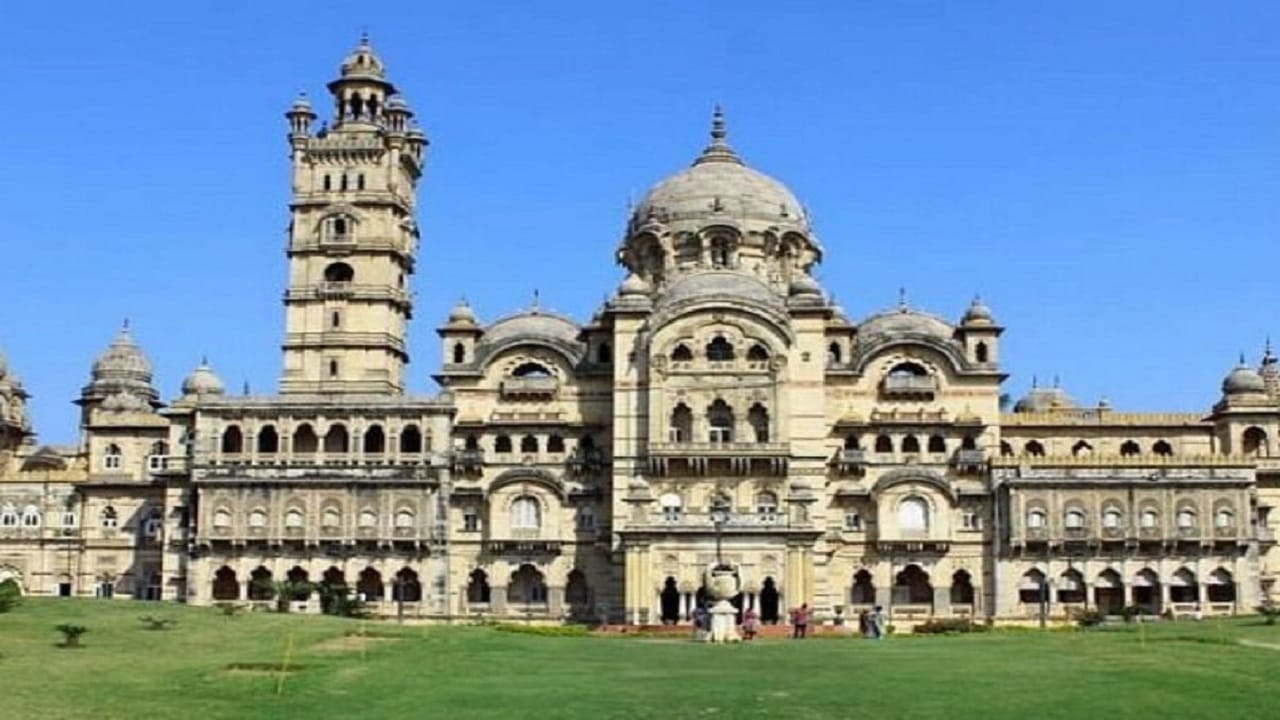  राधिका राजे त्यांच्या कुटुंबासह लक्ष्मी विलास पॅलेसमध्ये राहतात, ज्याची किंमत 25 हजार कोटी आहे. हा पॅलेस ब्रिटनच्या किंग चार्ल्सच्या बकिंगहॅम पॅलेसपेक्षा चार पट मोठा आहे. , अंबानी कुटुंबियांचं अँटेलिया देखील त्यांच्या महालसमोर फिकं आहे. 