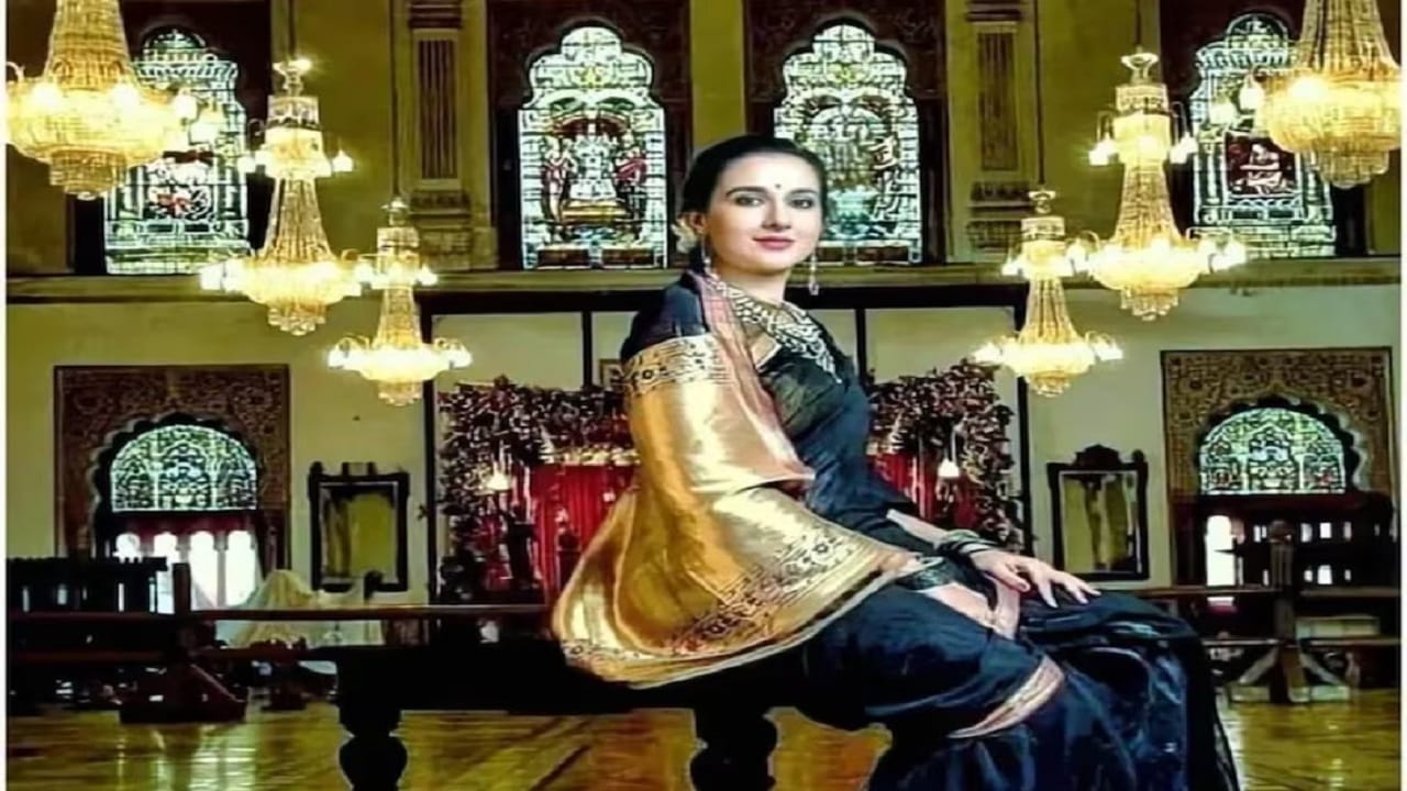  गुजरातमधील वडोदरा शहरात राहणाऱ्या राधिका राजे गायकवाड या देशातील सर्वात मोठ्या घराची श्रीमंत मालकिन आहे. त्या वडोदऱ्याच्या गायकवाड घराण्याच्या राणी आहेत. त्याचे कुटुंब 18 व्या शतकाच्या सुरुवातीपासून गुजरातवर राज्य करत आहे.