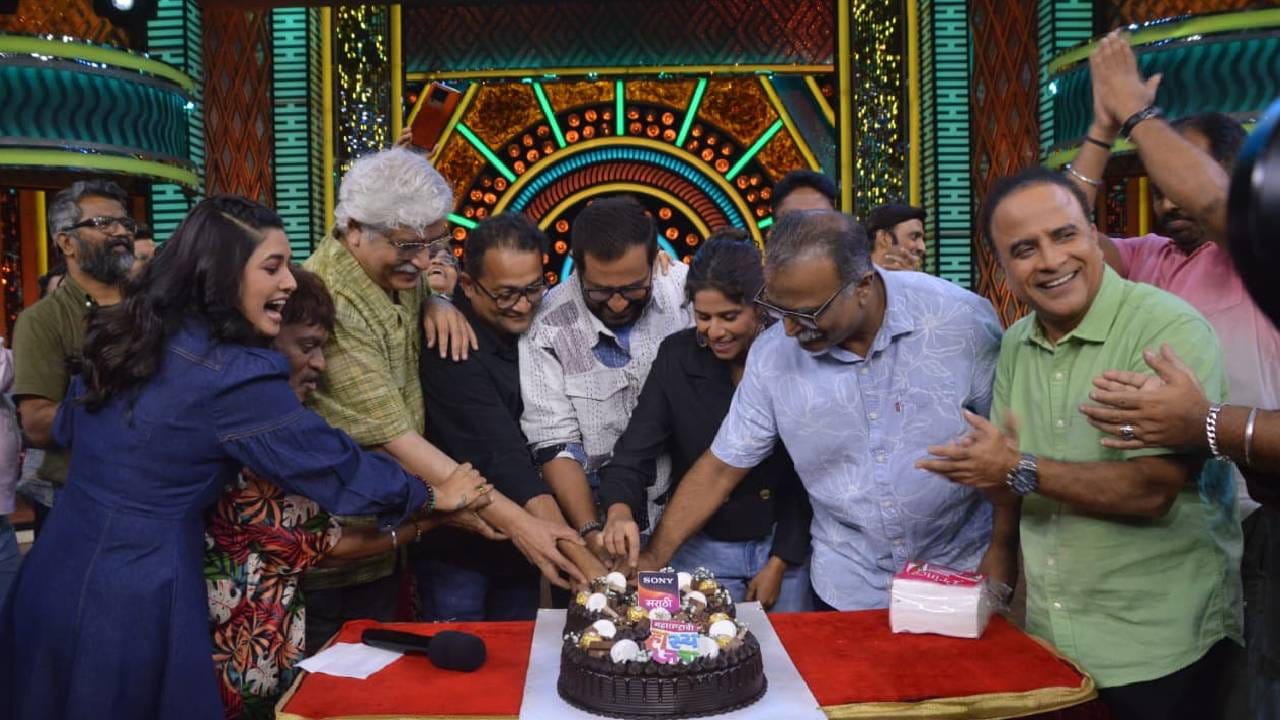 या खास प्रसंगी कार्यक्रमाचे दिग्दर्शक आणि निर्माते सचिन गोस्वामी म्हणाले, "महाराष्ट्राची हास्यजत्राचा आठ वर्षांचा प्रवास आमच्यासाठी अत्यंत भावनिक आणि अभिमानाचा आहे. या प्रवासात कलाकार, लेखक, तंत्रज्ञ आणि पडद्यामागे काम करणाऱ्या प्रत्येक सदस्याने मनापासून योगदान दिलं आहे. सर्वात महत्त्वाचं म्हणजे प्रेक्षकांनी या कार्यक्रमाला आपलंसं केलं. आमच्या पात्रांवर, विनोदावर आणि कलाकारांवर त्यांनी जे प्रेम केलं, तेच आम्हाला सातत्याने नवीन काहीतरी करण्याची प्रेरणा देत आलं आहे. आठ वर्षांनंतरही प्रेक्षकांना हसवण्याची आणि त्यांचं मनोरंजन करण्याची हीच ऊर्जा आम्हाला पुढे घेऊन जाणार आहे."