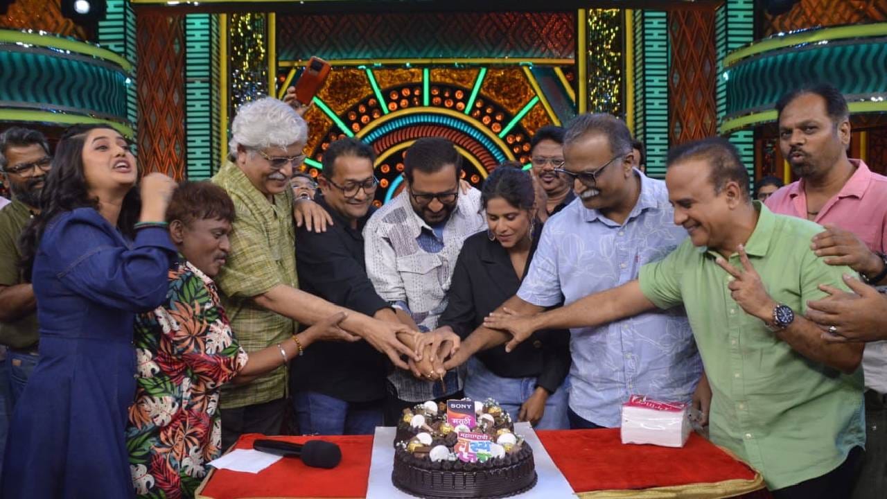 गेल्या आठ वर्षांत ‘महाराष्ट्राची हास्यजत्रा’ने केवळ एक विनोदी कार्यक्रम म्हणून नव्हे, तर महाराष्ट्राच्या प्रेक्षकांच्या दैनंदिन आयुष्याचा एक अविभाज्य भाग म्हणून आपली ओळख निर्माण केली आहे. विविध व्यक्तिरेखा, भन्नाट स्किट्स, कलाकारांची अफलातून केमिस्ट्री आणि रोजच्या आयुष्यातील प्रसंगांना विनोदी अंदाजात मांडण्याची शैली यामुळे या कार्यक्रमाला प्रेक्षकांकडून सातत्याने भरभरून प्रेम मिळत आलं आहे.