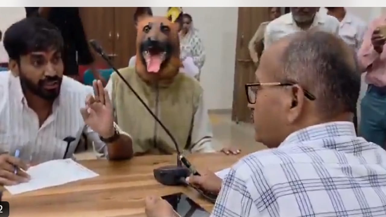 मात्र, जेव्हा ती व्यक्ती कुत्र्याचा वेश परिधान करून आली, तेव्हा पोलीस कर्मचाऱ्यांनी सुरुवातीला जिल्हाधिकाऱ्यांच्या सभागृहाबाहेर रोखण्याचा प्रयत्न केला; परंतु नंतर अधिकाऱ्यांच्या हस्तक्षेपानंतर आत जाण्याची परवानगी देण्यात आली.