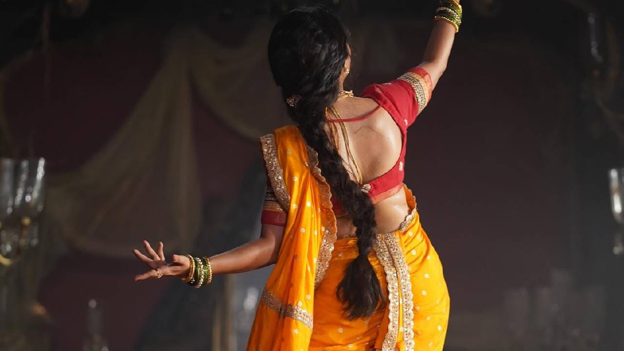 मराठी सिनेसृष्टीतील लोकप्रिय आणि लाडकी अभिनेत्री म्हणून प्राजक्ता माळीची खास ओळख आहे. आपल्या दमदार अभिनयासोबतच सौंदर्य आणि हटके अंदाजामुळे प्राजक्ताने अल्पावधीतच प्रेक्षकांच्या मनात वेगळं स्थान निर्माण केलं आहे.