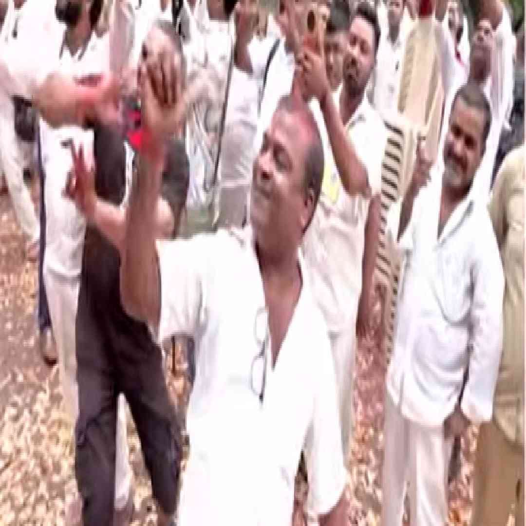 परिवहन मंत्री प्रताप सरनाईक यांनी ऑटोरिक्षा आणि टॅक्सी चालकांसाठी मराठी भाषा सक्तीची केली होती. जुजबी, कामापुरती मराठी भाषा बोलता आलीच पाहिजे असं त्यांचं म्हणणं होतं. पण मुख्यमंत्री फडणवीस यांनी आता मुदतवाढ दिली आहे. 