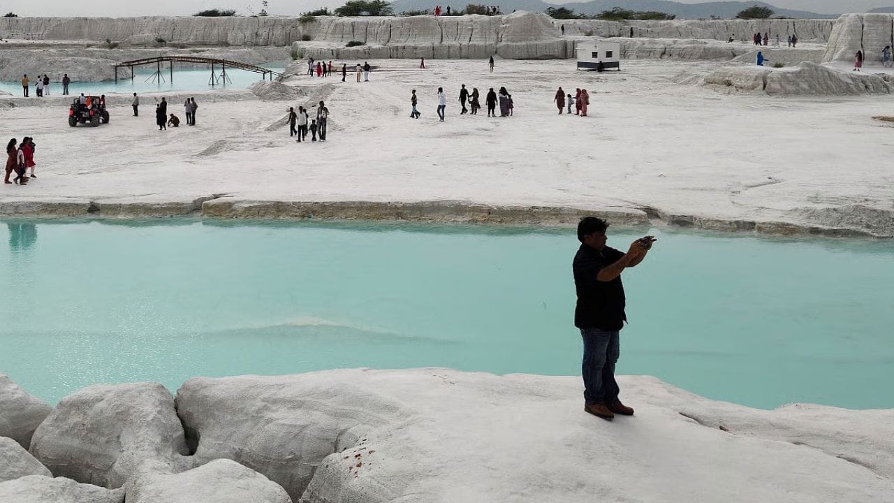 भारतातील प्रमुख संगमरवर प्रक्रिया केंद्रांपैकी एक असलेल्या राजस्थानच्या या किशनगडमध्ये, संगमरवर आणि ग्रॅनाइट दगडांना कापून पॉलिश केले जाते. त्यातील टाकाऊ दगड आणि भूकटी ८२ एकर जागेवर डम्प केला जातो. या ठिकाणी १,२०० हून अधिक प्रक्रिया युनिट्समधून दररोज ५,५०० टनांपेक्षा जास्त स्लरी येते.