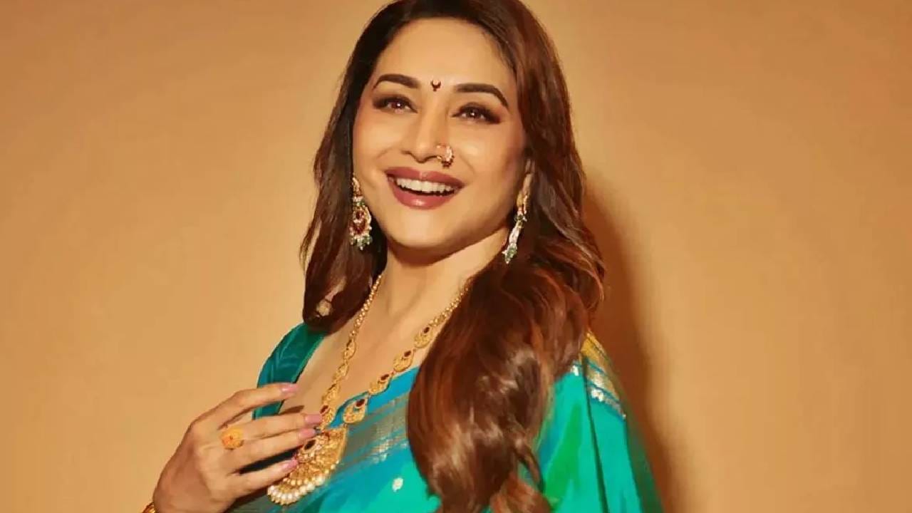 माधुरी दीक्षित हिने डिसेंबर 2025 मध्ये जुहूमधील आपला फ्लॅट 3.9 कोटी रुपयांना विकला होता. याआधी 2022 मध्ये तिने लोअर परळ येथे 48 कोटी रुपयांचा आलिशान अपार्टमेंट खरेदी केला होता. त्याचबरोबर तिने पार्किंग स्पेसचाही स्वतंत्र व्यवहार केला आहे.