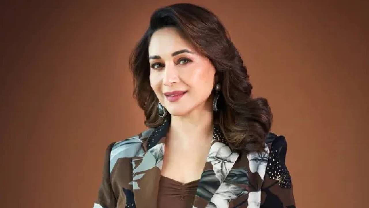 माधुरी दीक्षित हिची एकूण संपत्ती सुमारे 250 कोटी रुपये असल्याचे सांगितलं जातं.  एका चित्रपटासाठी ती 4 ते 5 कोटी रुपये मानधन घेते. तसंच रिअॅलिटी शो, ब्रँड एंडोर्समेंट्स आणि ऑनलाइन डान्स स्कूलमधूनही तिची मोठी कमाई होते.