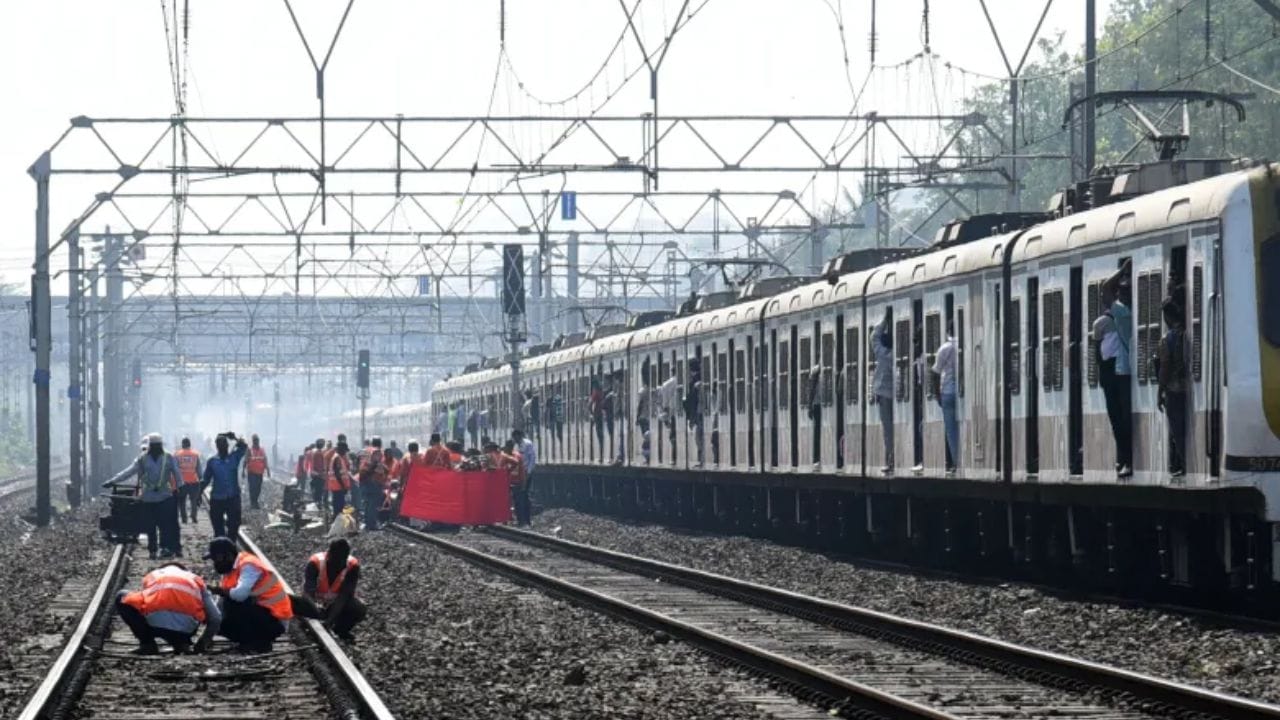 सावधान, मध्य रेल्वेच्या मुख्य आणि हार्बर मार्गावर रविवारी मेगा ब्लॉक सावधान, मध्य रेल्वेच्या मुख्य आणि हार्बर मार्गावर रविवारी मेगा ब्लॉक