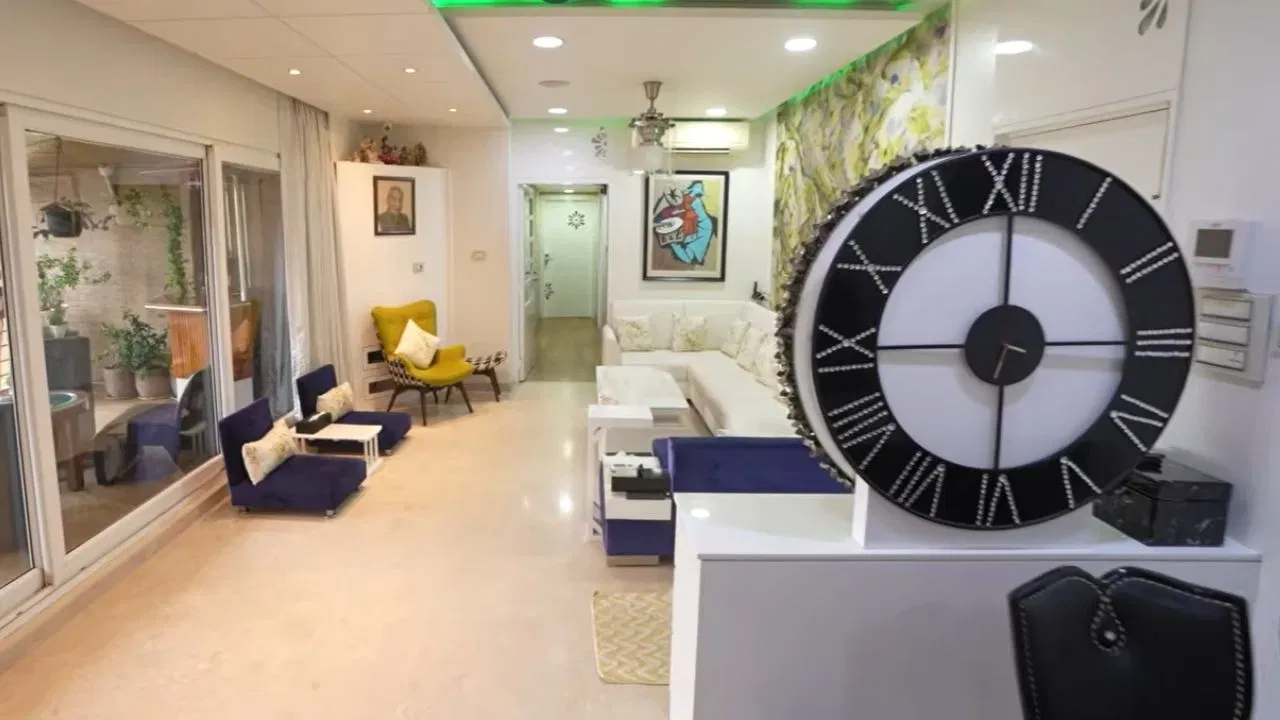शैलेश लोढा यांच्या घराचा प्रत्येक कोपरा अत्यंत शानदार तसेच खूप सुंदर आहे. त्यांच्या घराचे प्रवेशद्वारही कमाल आहे. या फोटोंमध्ये त्यांच्या घराचे लिव्हिंग रूम दिसत आहे. ज्यात प्रवेशद्वारावर एक घड्याळ लावलेले आहे. पांढऱ्या सोफ्यामागील भिंत ते पेंटिंग आणि वर लटकवलेले झुंबर या सर्वांमुळे त्याला अँटिक टच मिळतो.