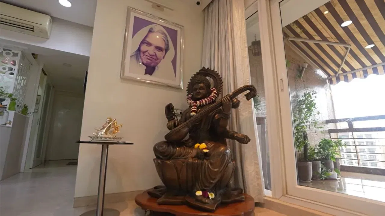 हा शैलेश लोढा यांच्या घराचा तो भाग आहे जो बाल्कनीजवळ आहे आणि बरेच काही सांगतो. येथे माँ सरस्वतीच्या दोन मूर्ती ठेवलेल्या आहेत, ज्या त्यांच्या साहित्याप्रती असलेले प्रेम दर्शवतात. त्यांचे संपूर्ण घर एलिगंट आणि क्लासी लूकचे आहे.