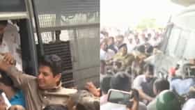 सत्यजीत तांबे यांना ताब्यात घेताच आंदोलक आक्रमक; अडवली पोलिसांची गाडी.