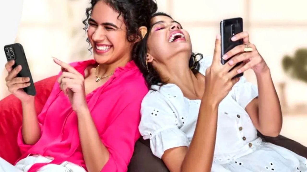Airtel 3 Unlimited Recharge Plans 2026 - जर तुम्ही Airtel चे SIM वापरत असाल तर अनलिमिटेड डेटा, कॉलिंग आणि OTT वाले प्लानने रिचार्ज करु इच्छीत असाल तर कंपनीचे काही प्रीपेड प्लान्स तुमच्या फायद्याचे ठरतील. एअरटेलकडे तीन रिचार्ज प्लान्स आहेत. ज्यात अनलिमिटेड 5G डेटा, अनलिमिटेड कॉलिंग आणि रोजचा 2.5GB डेटा मिळतो. एअरटेलच्या या प्लानची किंमत 399 रुपयांपासून सुरु होते.