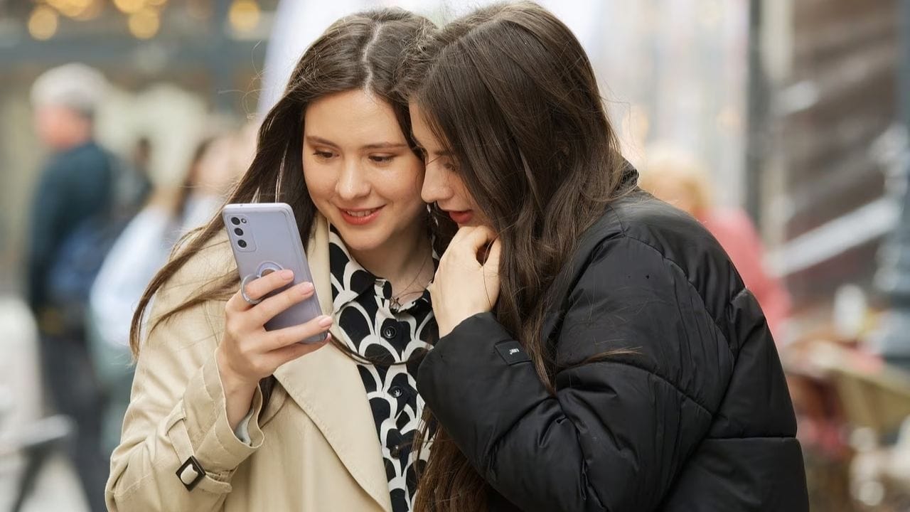 Airtel चा 1199 रुपयांच्या प्लानचे फायदे - 1,199 रुपयांच्या प्लानमध्ये 84 दिवसांची वैधता मिळते. म्हणजे तीन महिन्यांची चिंता मिटते. यात देखील रोज 2.5GB डेटा वापरायला मिळते. या सोबत अनलिमिटेड कॉलिंग, दर दिवशी 100 SMS आणि अनलिमिटेड Unlimited 5G डेटा दिला जातो. या प्लानची सर्वात मोठा Extra Benefit Amazon Prime Lite Subscription मिळते.