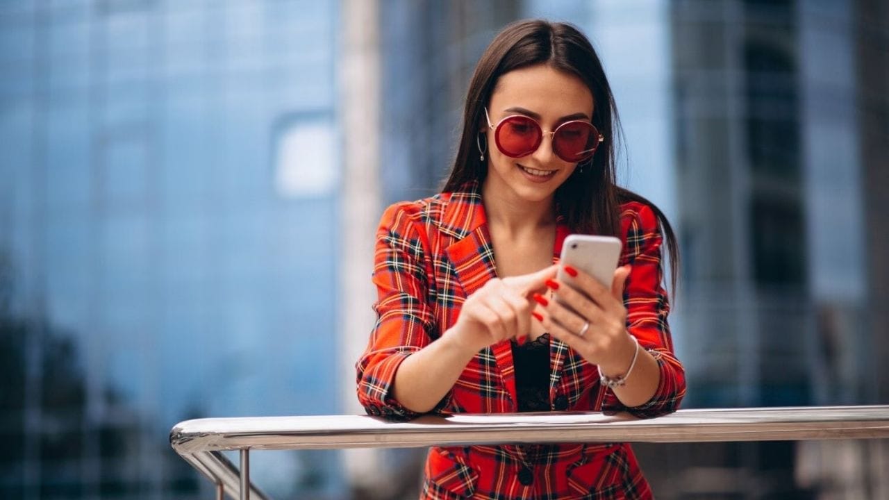 Airtel च्या 3999 रुपयांच्या प्लानचे फायदे - Airtel च्या 3999 रुपयांच्या प्रीपेड प्लानमध्ये 365 दिवसांची वैधता मिळते. या प्लान रोज 2.5GB डेटा मिळतो. प्लानमध्ये अनलिमिटेड कॉल आणि दर दिवशी 100 SMS ची सुविधा मिळते. या प्लानमध्ये तीन महिन्यांचे JioHotstar मोबाईल सब्सक्रिप्शन मिळते. तसेच या 365 दिवसांची वैधता आहे.