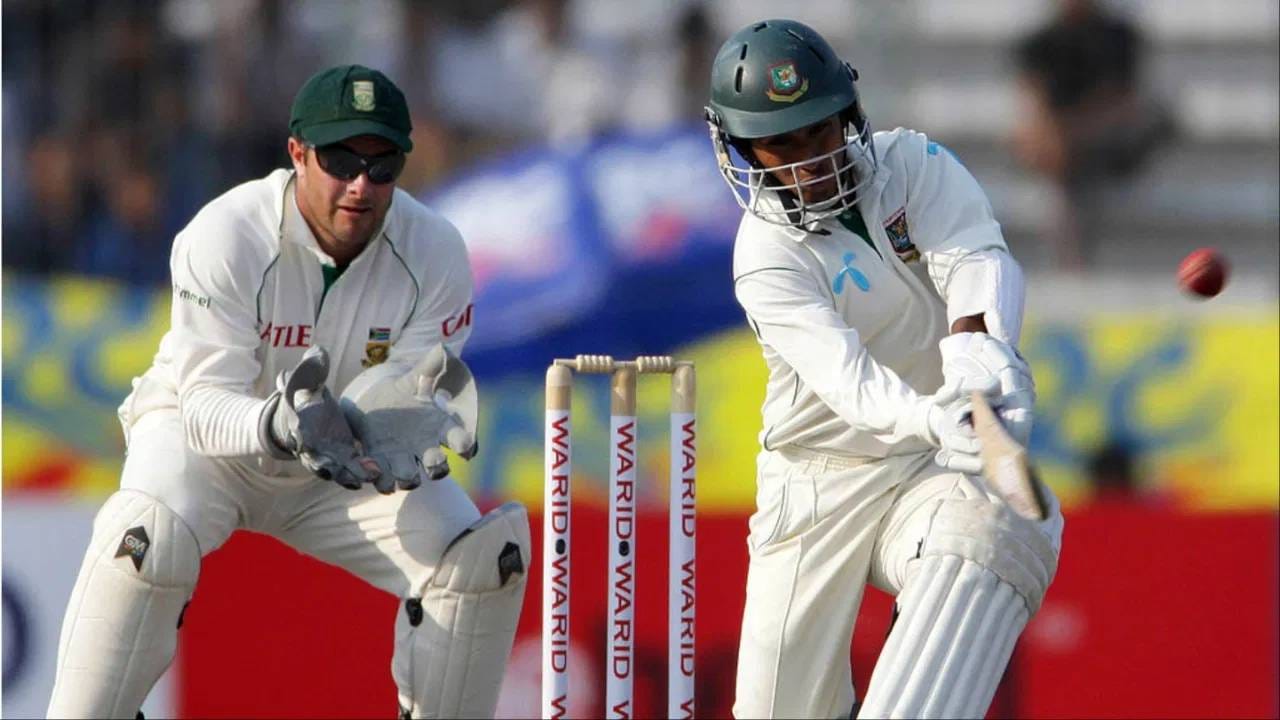 मोहम्मद अशरफुलच्या मते, स्टीव वॉने 2003 च्या कसोटी मालिकेदरम्यान सांगितलं होतं की, पुढच्या सामन्यात अर्धशतक ठोकलं तर ते त्यांचे ग्लव्ह्स गिफ्ट म्हणून देतील. (Photo: Getty)