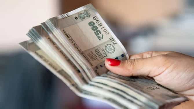 Feng Shui : खिशात पैसा टिकत नाही? मग करा हे सोपे उपाय, पाकीट पैशांनी भरलेले राहील