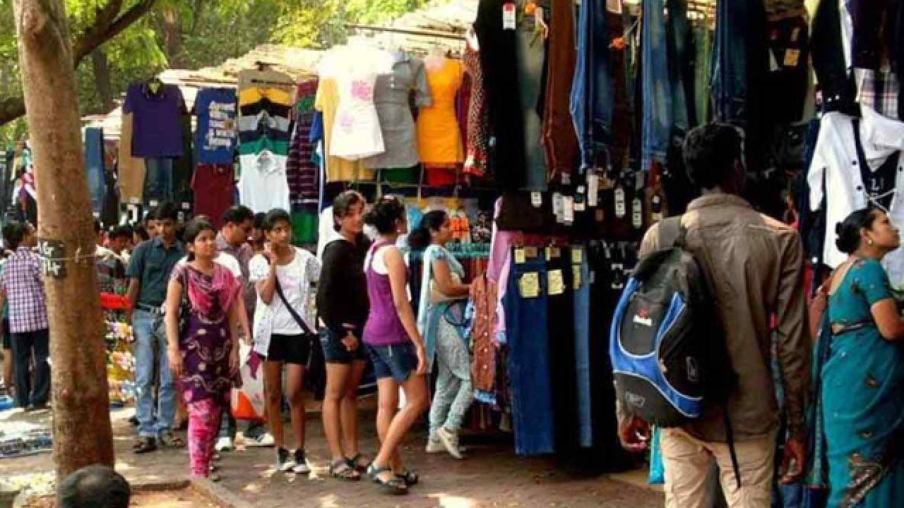 कमी किमतीत स्टायलिश कपडे खरेदी करायचे असतील तर दक्षिण मुंबईतील फॅशन स्ट्रीट हा सर्वोत्तम पर्याय मानला जातो. रस्त्याच्या दोन्ही बाजूंना शेकडो दुकाने असून येथे पुरुष, महिला आणि मुलांसाठी ट्रेंडी कपडे, वेस्टर्न आऊटफिट्स, टी-शर्ट, जीन्स, जॅकेट्स, शूज, बॅग्स आणि विविध फॅशन ॲक्सेसरीज अतिशय परवडणाऱ्या दरात मिळतात.