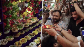 लोकल ट्रेनमध्ये भजन मंडळीचे अनोखे सेलिब्रेशन, छप्पन भोगचा नैवेद्य अन्.