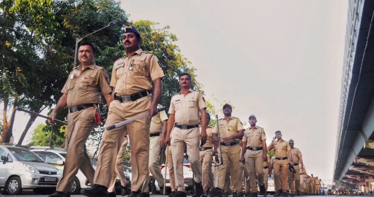 खरंतर पोलिसांनी दोन परिस्थितीत गोळीबार करण्याचा अधिकार आहे. जर आरोपी पोलिसांच्या तावडीतून पळून जात असेल, त्यावेळी गोळीबार करण्याचा अधिकार आहे.