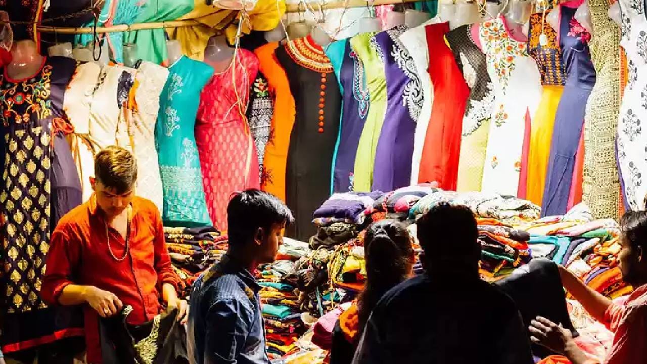 क्रॉफर्ड मार्केट, ज्याला महात्मा ज्योतिबा फुले मार्केट म्हणूनही ओळखले जाते, हे मुंबईतील सर्वात जुन्या आणि प्रसिद्ध बाजारांपैकी एक आहे. येथे कॉस्मेटिक्स, क्रोकरी, किचन वेअर, डेकोरेशन साहित्य, मसाले, ड्रायफ्रूट्स, विविध खाद्यपदार्थ तसेच ताजी फळे आणि भाज्या मोठ्या प्रमाणात उपलब्ध असतात.