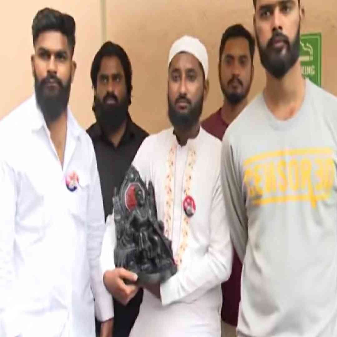 नीटचा मुद्दा आहे. राहुल गांधी अमित शाहंचा राजीनामा मागतायत. यावर मुद्दसिर बोलला की, "युवांसाठी काहीतरी त्यांनी चांगलं केलं आहे. नीट पेपर लीक मोठा मुद्दा होता. राहुल गांधी यांनी विषय लावून धरल्यामुळे धर्मेंद्र प्रधान यांना शिक्षण मंत्रीपदाचा राजीनामा द्यावा लागला" "विद्यार्थ्यांसाठी चांगलं काम करतायत ते. राहुल गांधींना भेटण्यासाठी मी थांबलो आहे" असं मुद्दसिर खान यांनी सांगितंल.
