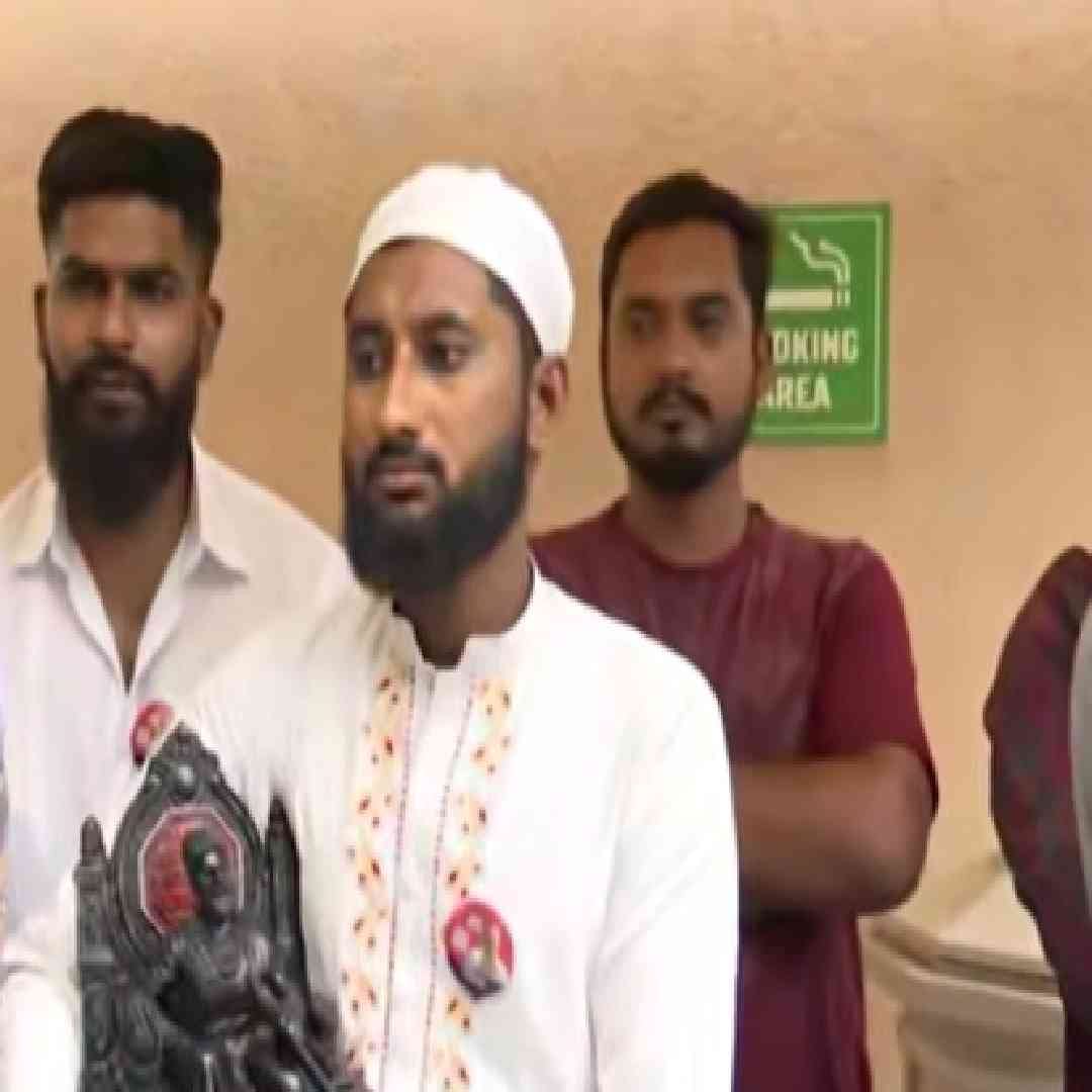 राहुल गांधी पुण्यात आहे. ते विद्यार्थ्यांशी संवाद साधणार आहेत. जेन झीं चा सहभाग त्यांच्या कार्यक्रमात मोठ्या प्रमाणात असणार आहे. यावरुन आता राजकारणही सुरु झालं आहे. काँग्रेस नेत्यांच्या कॉलेजमधील मुलांना या कार्यक्रमांना खास बोलवण्यात आलय असा भाजपचा आरोप आहे.