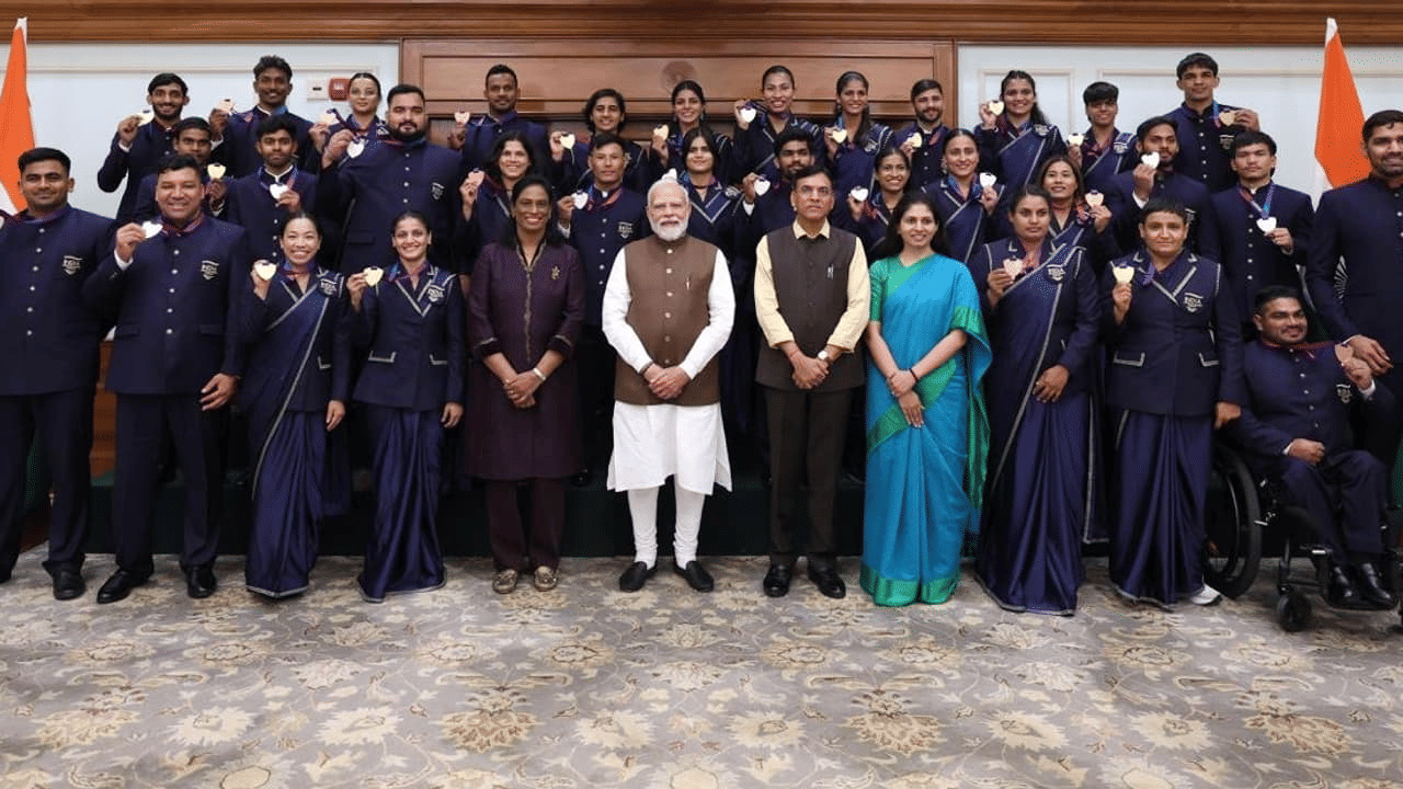 Narendra Modi: आस्थेवाईक विचारपूस, लाडू भरवला, डोक्यावर हात ठेवला अन् शुभेच्छा... ऑलिम्पिकमधील पदक विजेत्यांसोबत मोदींचा संवाद Narendra Modi: आस्थेवाईक विचारपूस, लाडू भरवला, डोक्यावर हात ठेवला अन् शुभेच्छा... ऑलिम्पिकमधील पदक विजेत्यांसोबत मोदींचा संवाद