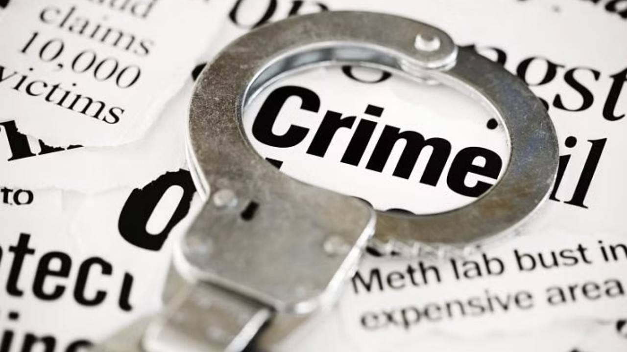 Navi Mumbai Crime : बहिणीला अधिक महत्त्व देते म्हणून संतापला; जन्मदात्या आईवरच उठला मुलाचा हात; वाशीत भयानक घडलं.. Navi Mumbai Crime : बहिणीला अधिक महत्त्व देते म्हणून संतापला; जन्मदात्या आईवरच उठला मुलाचा हात; वाशीत भयानक घडलं..