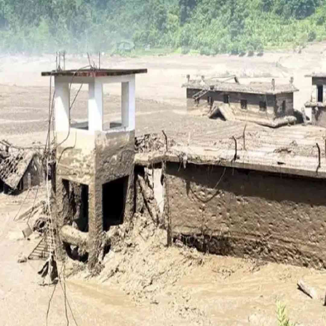 मोठ्या प्रमाणात पाणी जमा होऊन दबाव तयार झाला. हा तलाव फुटल्यामुळे सगळं पाणी वेगाने खाली आलं. म्हणून कुठला पाऊस, वादळ नसताना हा पूर आलं.