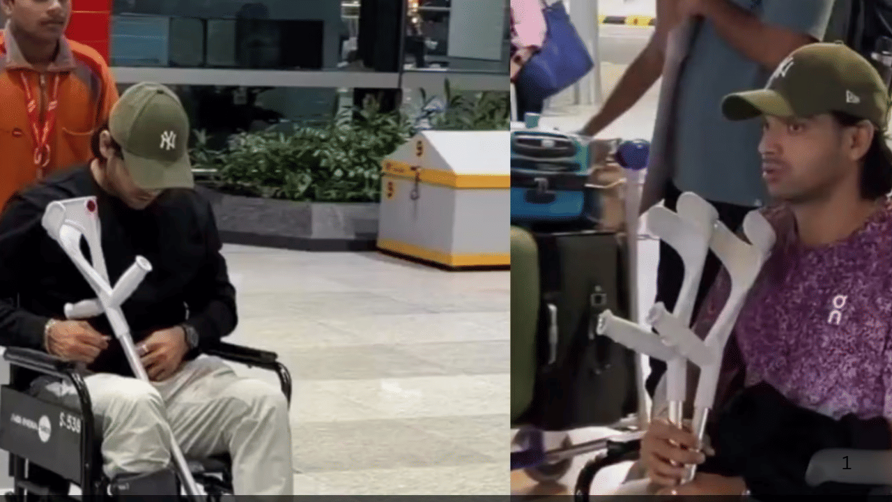 विमानतळावर व्हीलचेअर वापरताना आणि हातात कुबड्या घेऊन दिसत आहे. गोल्डन बॉयला या अवस्थेत पाहणं चाहत्यांसाठी चिंताजनक परिस्थितीच आहे