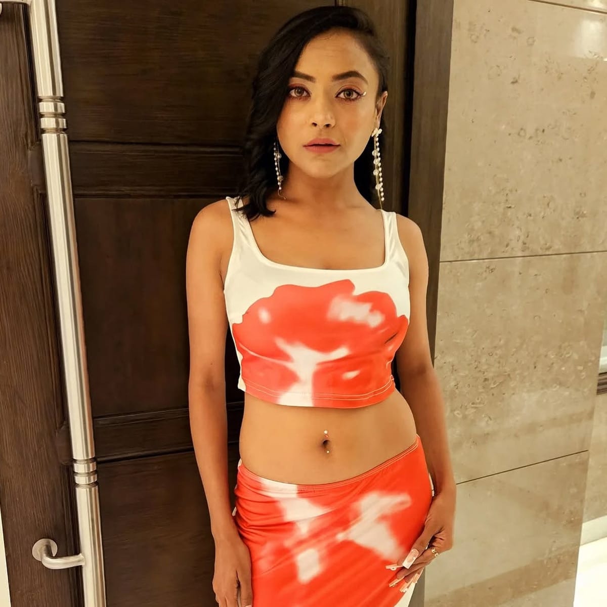 "तेव्हा माझा ब्रेकअप झाला होता, मी माझ्या कुटुंबीयांपासूनही मी दुरावले होते. सर्वकाही संपलं होतं. कामसुद्धा मिळत नव्हतं आणि हातात पैसेही नव्हते. माझ्या मनात आत्महत्येचे विचार यायचे. आता मी इन्स्टाग्रामच्या माध्यमातून पैसे कमावते. पण मी साडेचार वर्षांपूर्वीच बोल्ड इंडस्ट्रीला रामराम केला आहे", असा खुलासा नेहलने केला आहे.