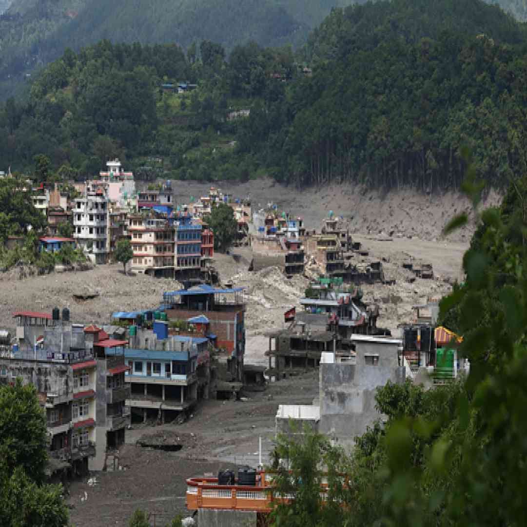 चीनने आधी अलर्ट केलं असतं तर आम्ही सतर्क राहिलो असतो असं नेपाळचं म्हणणं आहे. वेळेवर माहिती मिळाली असती, तर आम्ही अलर्ट झालो असतो असा विद्ध्वंस घडला नसता. चीनमुळे नेपाळमध्ये हा महापूर आला. चीनमध्ये आधी पूर आला, तर त्यांनी अलर्ट का केलं नाही?. (Getty Images)