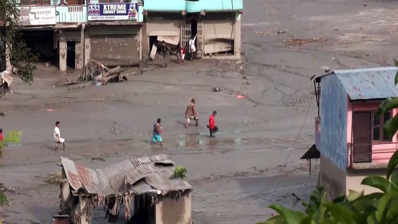 Nepal Floods : नेपाळनंतर आता भारतावर मोठं संकट, प्रशासनाचा हाय अलर्ट; एनडीआरएफ, एसडीआरएफ अॅक्शन मोडमध्ये Nepal Floods : नेपाळनंतर आता भारतावर मोठं संकट, प्रशासनाचा हाय अलर्ट; एनडीआरएफ, एसडीआरएफ अॅक्शन मोडमध्ये