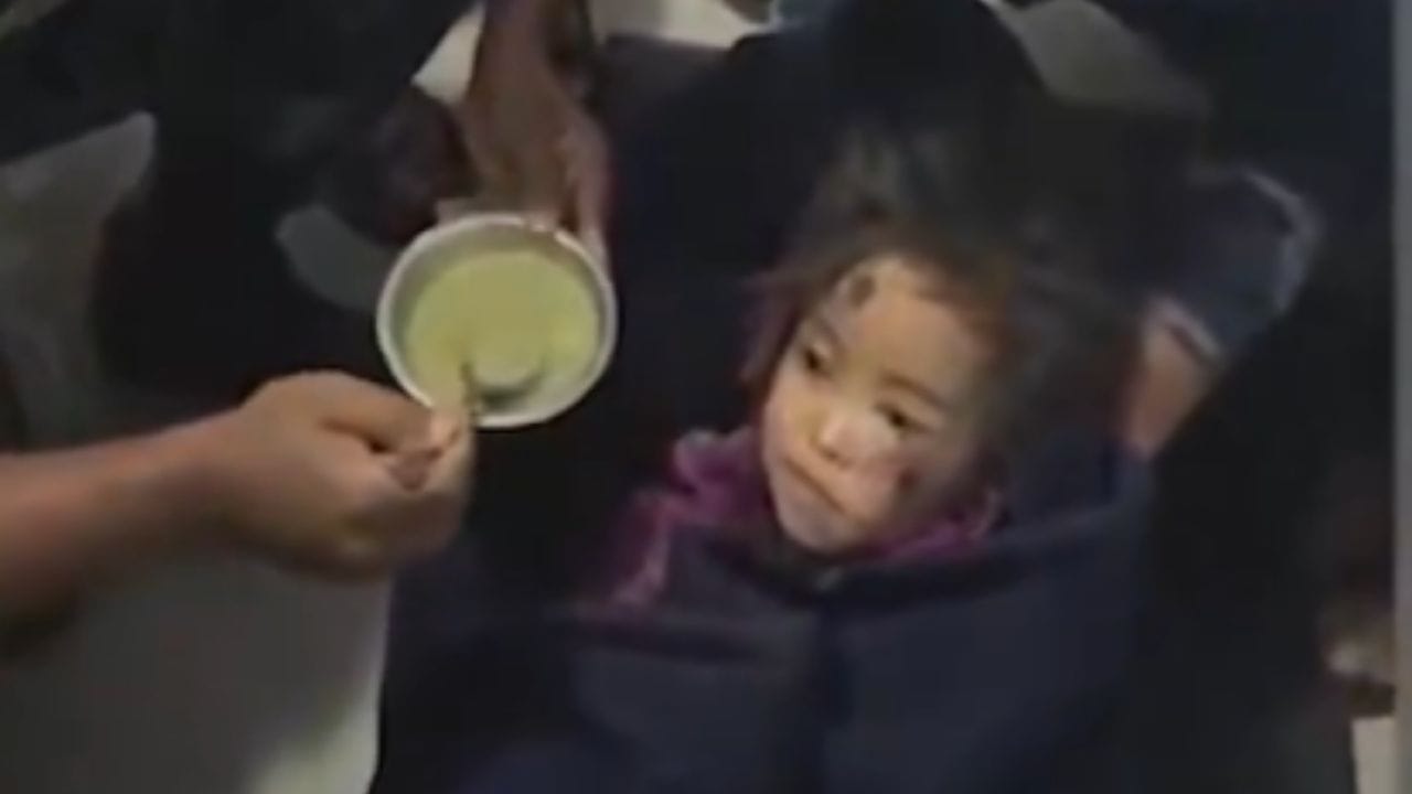 चमत्कार! 48 तास चिखलात अडकलेल्या चिमुकलीला जीवदान, नेपाळमधील Video व्हायरल चमत्कार! 48 तास चिखलात अडकलेल्या चिमुकलीला जीवदान, नेपाळमधील Video व्हायरल