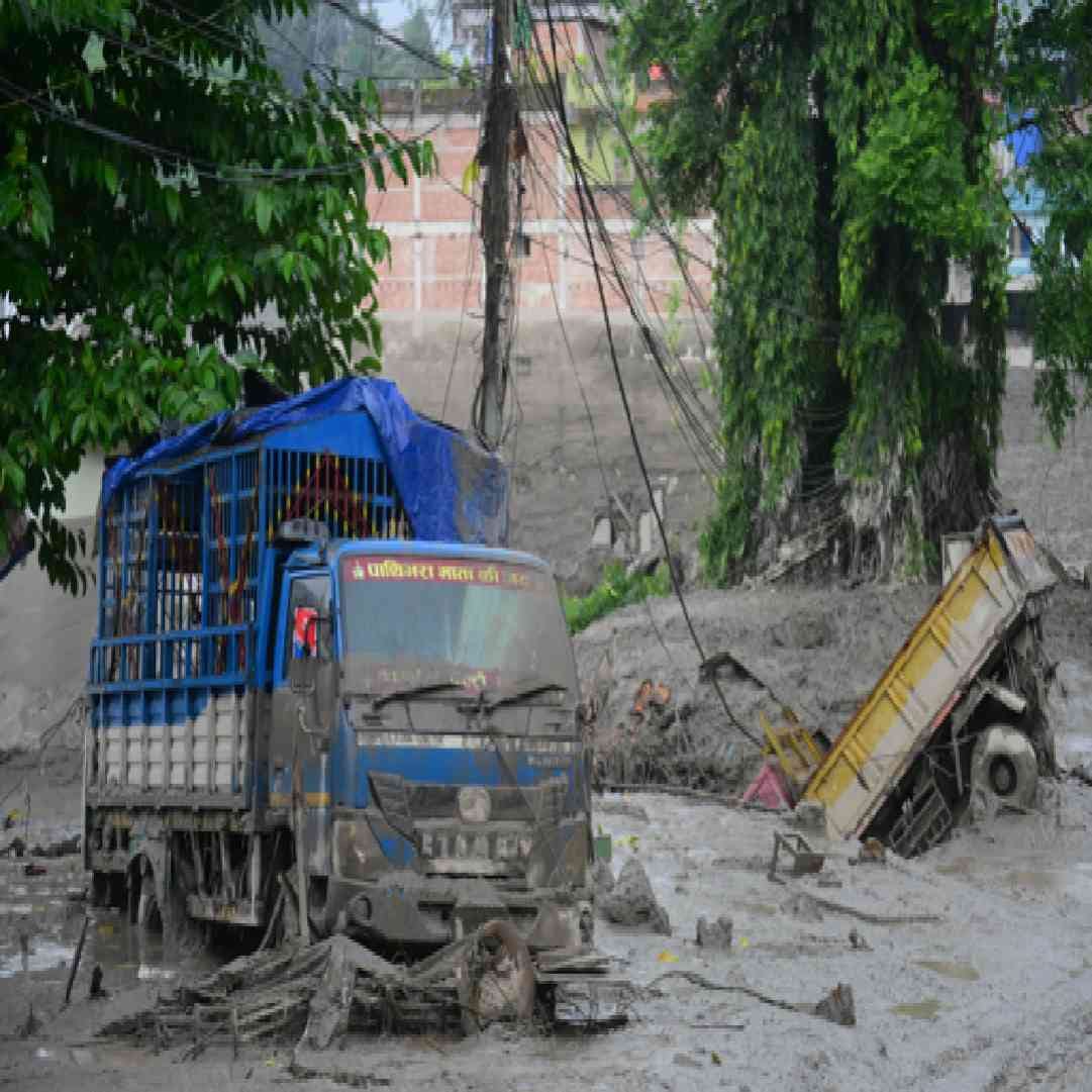 वर्षाला जवळपास 300 अब्ज यूनिट वीज बनेल. चीनला हे विशालकाय धरण बांधण्यासाठी जवळपास 137 ते 170 अब्ज डॉलरच्या आसपास खर्च येईल. भूवैज्ञानिकांच्या मते सर्वात मोठी चिंता प्रकल्पाचा आकार नाही, तर त्याचं स्थान आहे. मेडोग फॉल्ट जोनच्या जवळ आहे, जिथे भारतीय आणि यूरेशियन टेक्टोनिक प्लेटस मिळतात. म्हणून हा भाग भूकंपाच्या दृष्टीने खूप संवेदनशील आहे. (Getty Images)