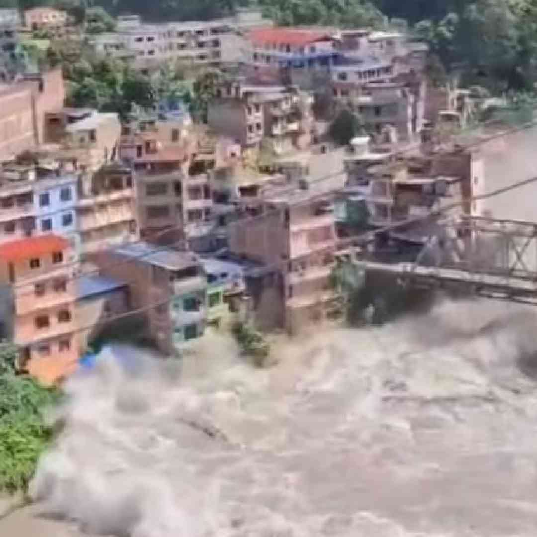 तिबेटच्या उंचावरील भागातून नेपाळमध्ये हे पुराचं पाणी घुसलं. हे पाणी भोटेकोशी आणि त्रिशुली नदीला येऊन मिळालं. पाण्याने पुराचं रुप धारण केलं. तिबेटमध्ये मोठ्या प्रमाणता बर्फवृष्टी आणि भूकंपामुळे तलाव तयार झालेले.