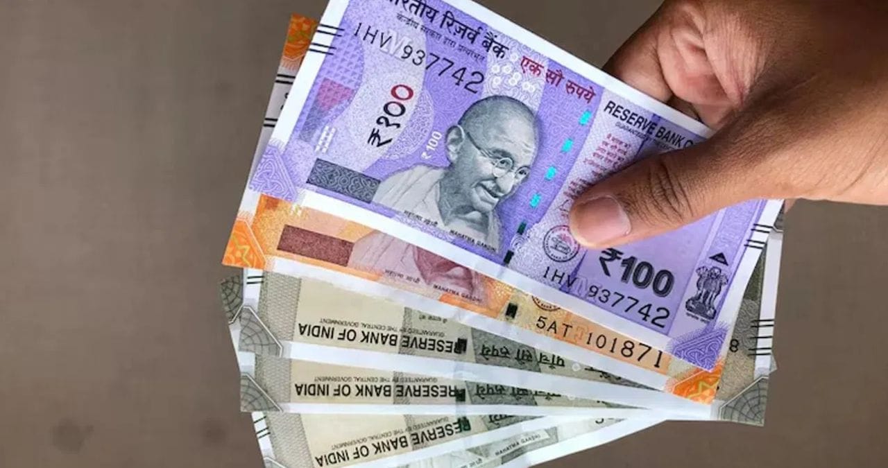 ऑनलाइन तक्रार करण्यासाठी  cms.rbi.org.in  या पोर्टलवर तक्रार करू शकता. तसेच आरबीआयची हेल्पलाइन 14448 या क्रमांकावरही तक्रार करता येईल.  