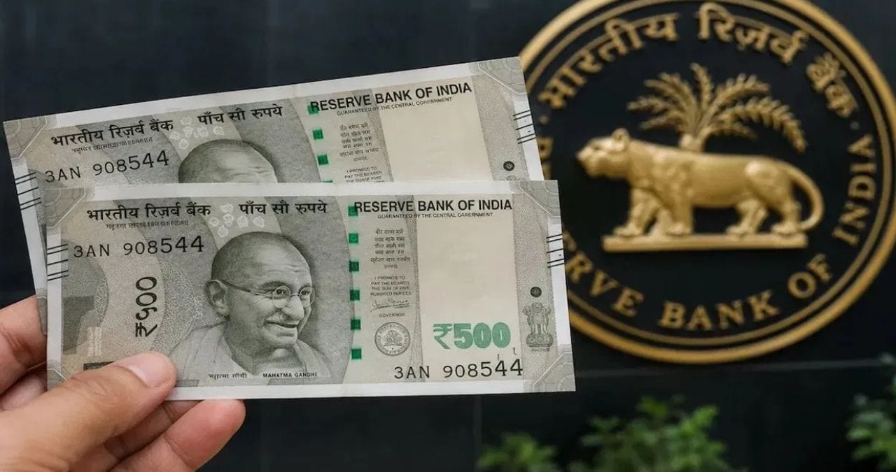 आरबीआयच्या नियमानुसार खराब, दोन तुकडे झालेल्या नोटा बदलून मिळू शकतात. यासोबत नोटांच्या छपाईमध्ये तांत्रिक दोष असल्यासही बदलून दिल्या जाऊ शकतात. परंतु तुम्हाला बँक कर्मचारी नोटा बदलून देण्यास नकार देत असल्यास तुम्ही तक्रार देखील करू शकता. 