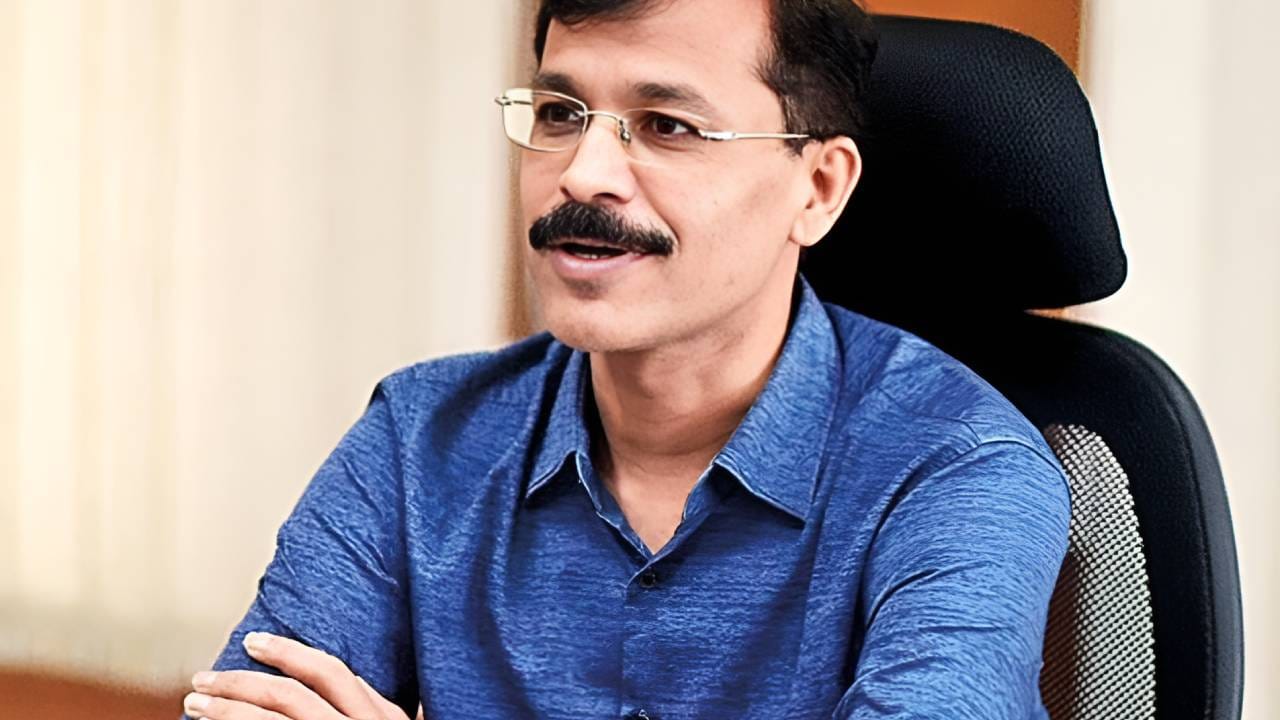 कारवाईच्या धडाक्यामुळे नेहमी चर्चेत असणारे तुकाराम मुंढे नुकतेच एका मुलाखतीत त्यांच्या वैयक्तिक आवडीनिवडींबद्दल बोलले. यावेळी त्यांना त्यांच्या आवडत्या पदार्थाबद्दल विचारण्यात आले. त्यावर कोणता एक पदार्थ आवडतो हे सांगणं अवघड असल्याचं त्यांनी म्हटलं.