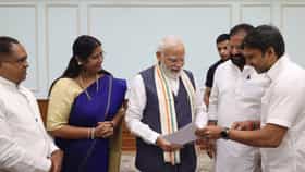 ओमराजे निंबाळकर यांनी नरेंद्र मोदी यांना काय निवेदन दिलं? फोटो व्हायरल.
