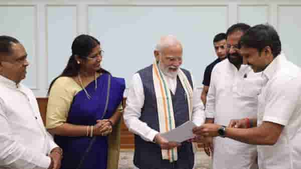 ओमराजे निंबाळकर यांनी नरेंद्र मोदी यांना काय निवेदन दिलं? फोटो व्हायरल