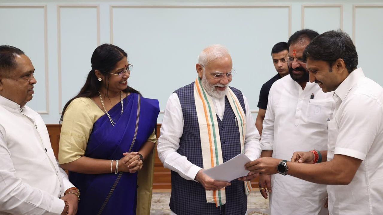 ओमराजे निंबाळकर यांनी नरेंद्र मोदी यांना काय निवेदन दिलं? फोटो व्हायरल ओमराजे निंबाळकर यांनी नरेंद्र मोदी यांना काय निवेदन दिलं? फोटो व्हायरल