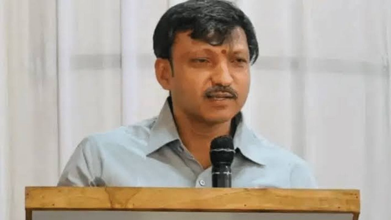 Omraje Nimbalkar : ओमराजे निंबाळकरांना मोठा धक्का; आता थेट घरातूनच आव्हान, मोठी बातमी समोर Omraje Nimbalkar : ओमराजे निंबाळकरांना मोठा धक्का; आता थेट घरातूनच आव्हान, मोठी बातमी समोर