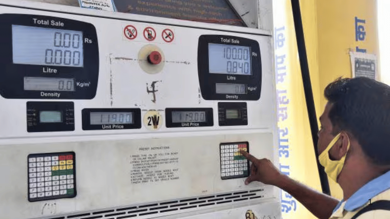 Petrol Diesel Rate: अखेर मोठी गुड न्यूज मिळाली, पेट्रोल-डिझेल स्वस्त, स्वातंत्र्यादिना दिवशी सरकारकडून दिलासा Petrol Diesel Rate: अखेर मोठी गुड न्यूज मिळाली, पेट्रोल-डिझेल स्वस्त, स्वातंत्र्यादिना दिवशी सरकारकडून दिलासा
