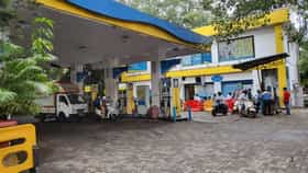 Free Petrol: फ्री, फ्री, फ्री... तब्बल तीन दिवसांत फुकट पेट्रोलचं वाटप होणार, कुठे? पाहा Video