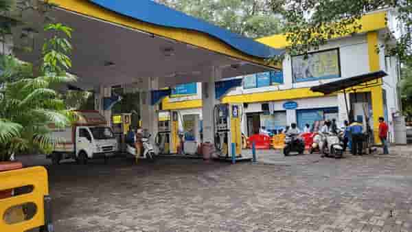 Free Petrol: फ्री, फ्री, फ्री... तब्बल तीन दिवस फुकट पेट्रोलचं वाटप होणार, कुठे? पाहा Video