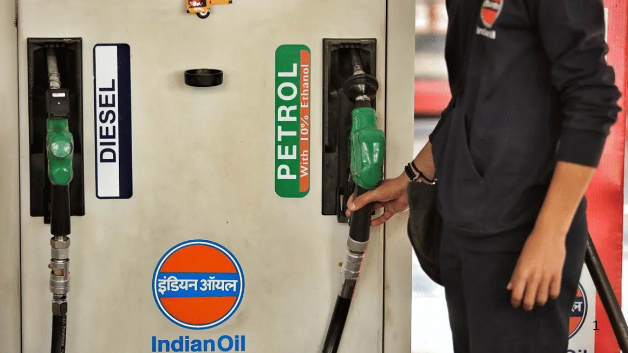 मुंबईत पेट्रोलच्या किमती आता 111.21 इतक्या आहेत. दूधाच्या किमतीही 102 रुपये आहे. या दोन्हीच्या किमती आता जवळपास सारख्या झाल्याने लोकांच्या खिशाचा भार वाढणार आहे.